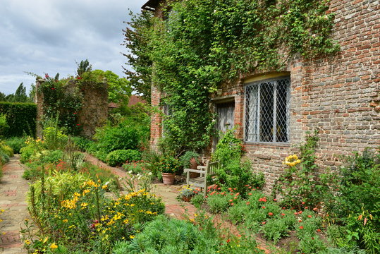 An old English country cottage in Kent, 