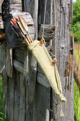 Стрелы лука, висящие в колчане 