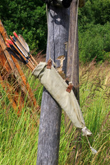 Стрелы лука, висящие в колчане 