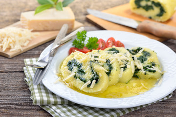 Südtiroler Spinatroulade im Kartoffelteig mit Parmesan und Buttersoße