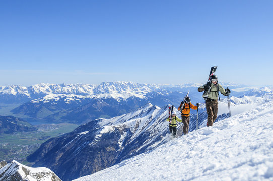 eine Gruppe Freerider beim Aufstieg am Kitzsteinhorn