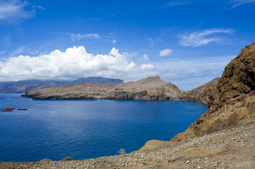 Fototapeta na wymiar Vista de la isla de Madeira con un yate