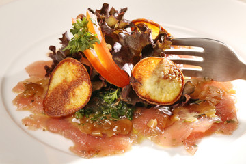 Thunfisch-Carpaccio mit Salat und feinen Kartoffelchips