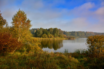 Fototapeta na wymiar Foggy autumn lake