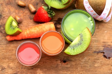 Obraz na płótnie Canvas fresh kiwi juice and strawberry on wood vintage