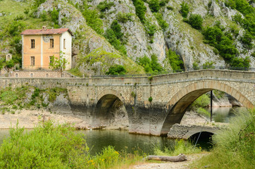 Fototapeta na wymiar Landscape in Italy, old bridge 