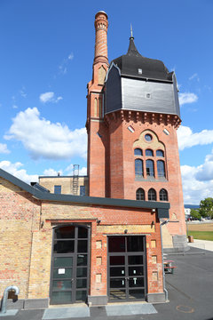 Wiesbaden, Kulturzentrum Schlachthof. Der Wasserturm und das Kesselhaus. (Juli 2015)