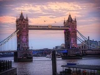 Tower Bridge bei Nacht