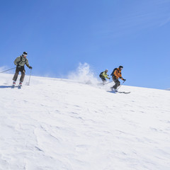 Fototapeta na wymiar Skifahrer im unverspurten Tiefschneehang