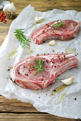 carne cruda bistecche di maiale con spezie sfondo rustico