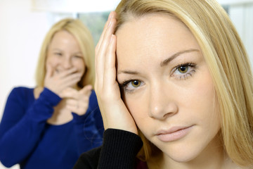 Frau ist Opfer von Mobbing, Bullying und Beleidigung