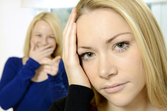 Frau ist Opfer von Mobbing, Bullying und Beleidigung