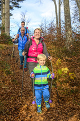 drei Generationen beim Wandern im Herbstwald