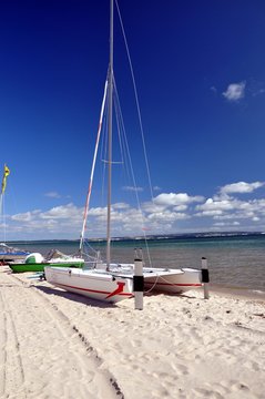 Segelkatamaran am Strand