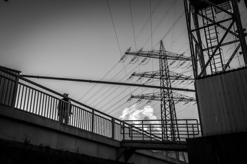 Überprüfung von Strommasten im Industriegebiet von Mainz