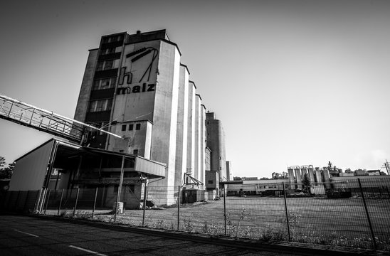 Fabrik im Industriegebiet in Mainz Mombach in schwarzweiss