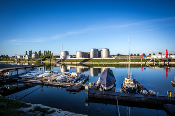 Hafen im Industriegebiet bei Mainz in der Morgensonne