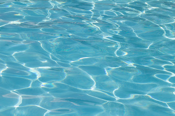 Obraz premium Blue pool water with sun reflections