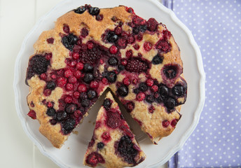 Nusskuchen mit Beeren 