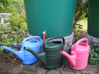 drei bunte Gießkannen © mochisu