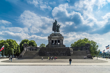 Reiterstandbild am deutschen Eck in Koblenz zieht Besucher an