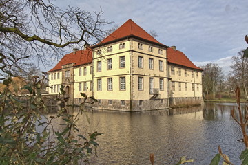 Fototapeta na wymiar Wasserschloss Schloss Strünkede Museum in Nordrhein Westfalen NRW Deutschland Europa