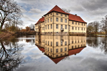 Fototapeta na wymiar Wasserschloss Schloss Strünkede in Nordrhein Westfalen NRW Deutschland Europa