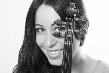 Mujer violinista sonriente