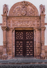 Fototapeta na wymiar Door and facade of the sixteenth century, located in the historic town of Almagro. Spain.