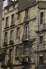 Façades en pierres blanches brunies au fil du temps des bâtisses étroites au centre historique de Bordeaux