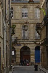 L'une des rues typiques et sombre de la vieille ville historique de Bordeaux