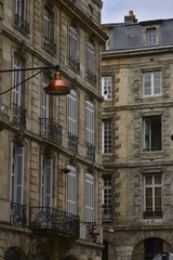 Fototapeta na wymiar Façade d'un ancien hôtel particulier converti en appartements avec balcons et garde-corps à Bordeaux