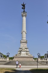 Fototapeta na wymiar La colonne du Monument aux Girondins à Bordeaux 
