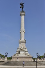 Fototapeta na wymiar L'imposant Monument aux Girondins à la place des Quinconces à Bordeaux 