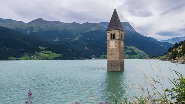 Kirchturm im Reschensee im Zeitraffer