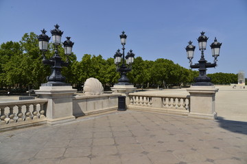 Fototapeta na wymiar La plate-forme et ses réverbères de l'imposant Monument aux Girondins à Bordeaux