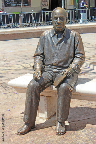 500_F_88147184_wqPZi0vj9vEa38Ihd5ZpUUIocUg9urph.jpg