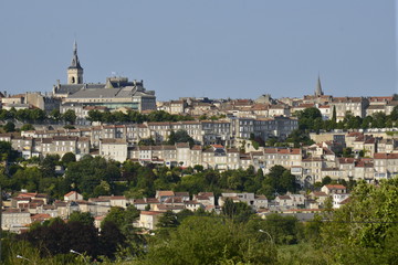 Fototapeta na wymiar La ville d'Angoulême avec la flèche de l'hôtel de ville 