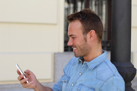 Grindr - the worlds leading mobile social network app exclusively for gay, bi and curious men