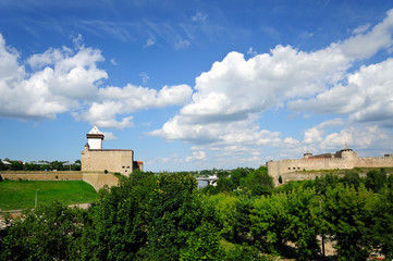 Fototapeta na wymiar Festung Hermannsfeste Narva / Estland und Festung Ivangorod / Russland