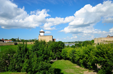 Fototapeta na wymiar Festung Hermannsfeste Narva / Estland und Festung Ivangorod / Russland