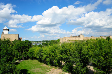 Obraz premium Festung Hermannsfeste Narva / Estland und Festung Ivangorod / Russland