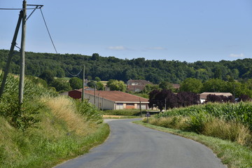 Fototapeta na wymiar Route de campagne vers le village de Champagne au Périgord Vert 