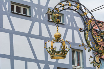 Krone vor Fachwerkhaus, Altstadt Forchheim