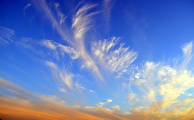 Lebendiger Himmel bei Dämmerung