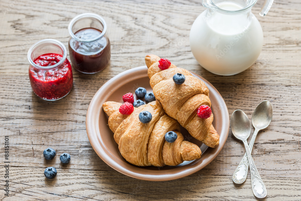 Sticker croissants with fresh berries and jam