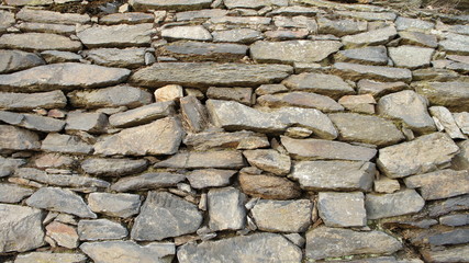 Natursteinmauer/Eine alte Natursteinmauer aus großen und kleinen Steinen