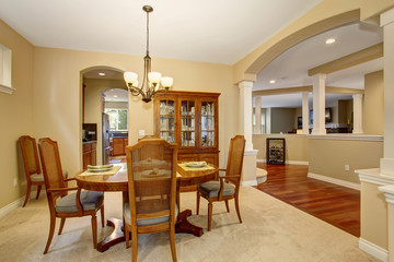 Naklejka na ściany i meble Traditional dinning room with carpet, and nice table set.