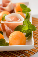 Gemme di melone con boccioli  di prosciutto crudo