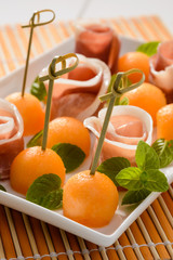 Gemme di melone con boccioli  di prosciutto crudo